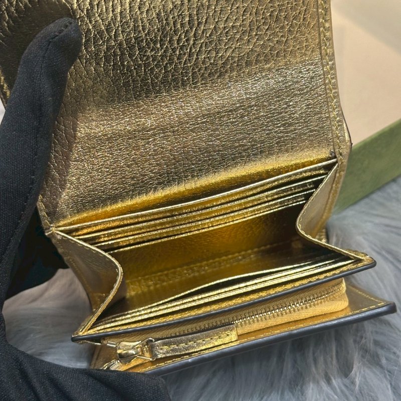 💎Han's house精品服飾💎GUCCI Wallet金扣 短夾 銀色598587-1