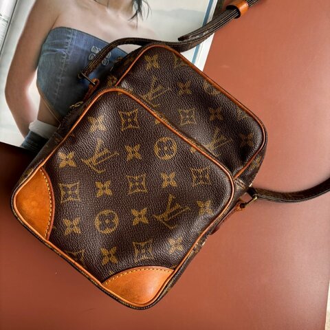 ::LOUIS VUITTON:: LV M45236 Amazon咖啡色經典花紋直式雙層相機包 斜背包