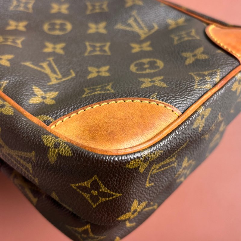::LOUIS VUITTON:: LV M45236 Amazon咖啡色經典花紋直式雙層相機包 斜背包-4