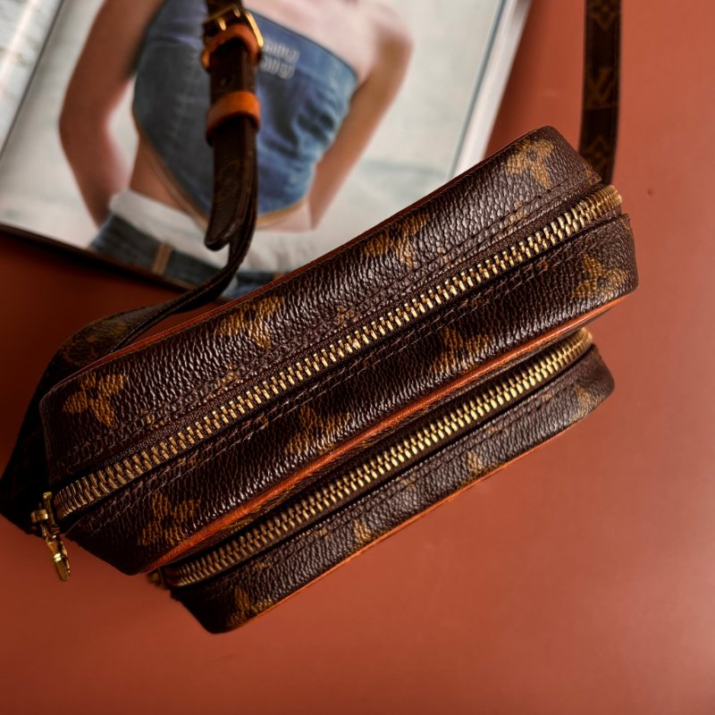 ::LOUIS VUITTON:: LV M45236 Amazon咖啡色經典花紋直式雙層相機包 斜背包-7