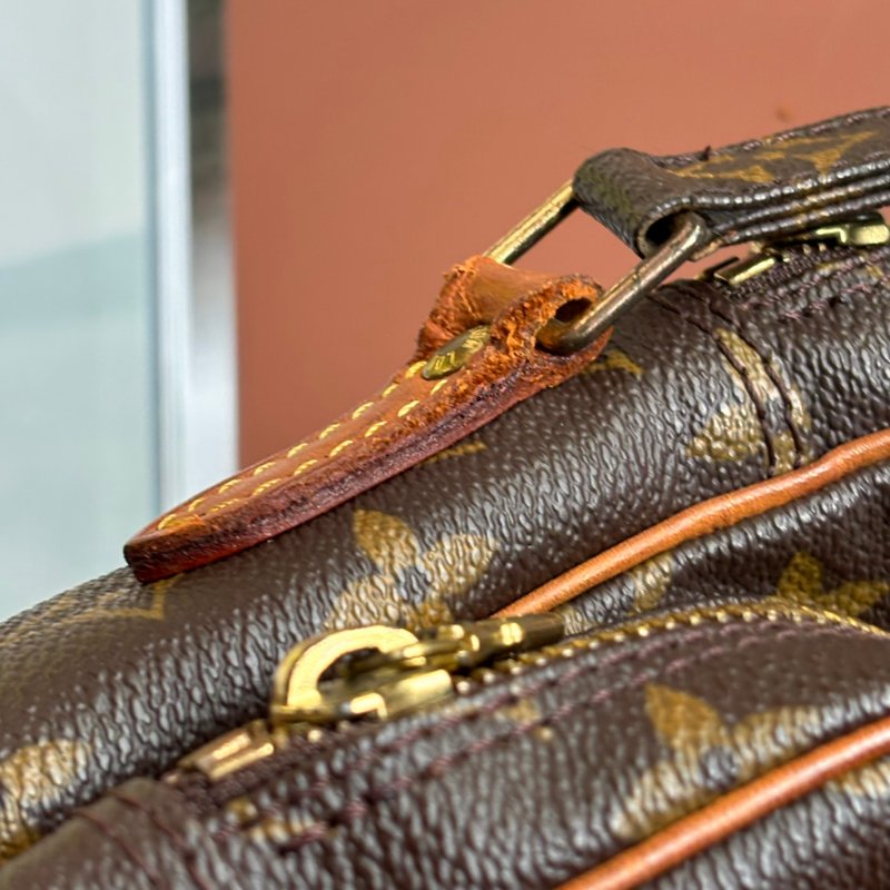 ::LOUIS VUITTON:: LV M45236 Amazon咖啡色經典花紋直式雙層相機包 斜背包-13