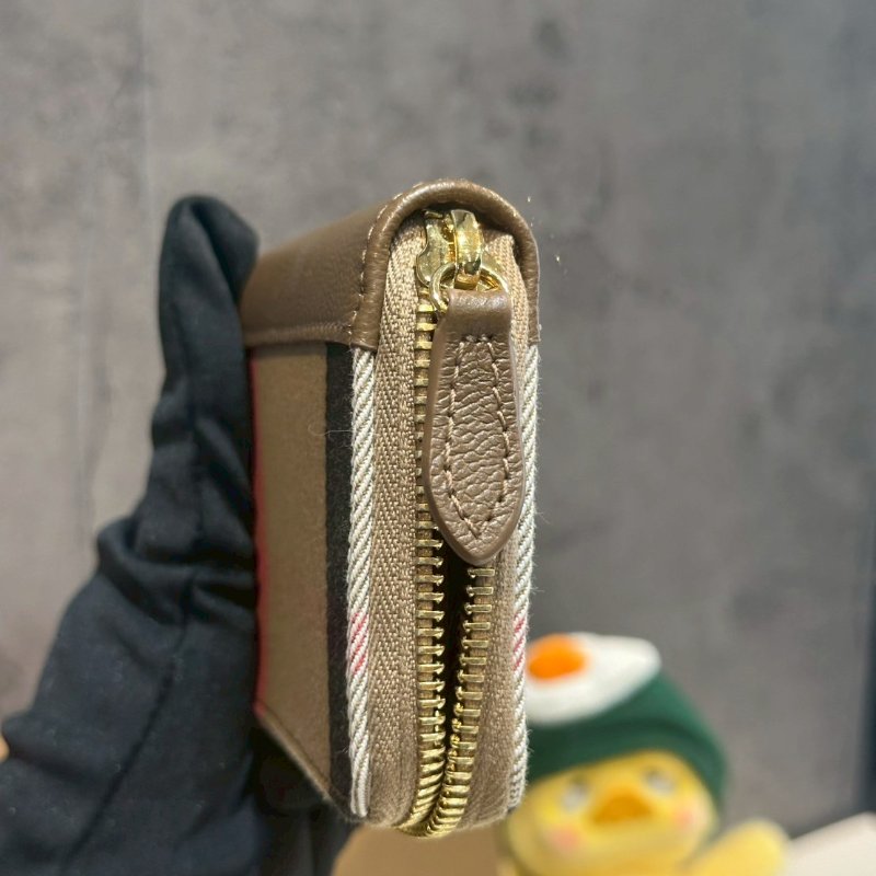 💎Han's house精品服飾💎BURBERRY 大格紋帆布及牛皮ㄇ形拉鍊零錢包/卡夾包-1