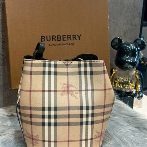 💎Han's house精品服飾💎BURBERRY 戰馬格紋水桶包 斜背包 側背包