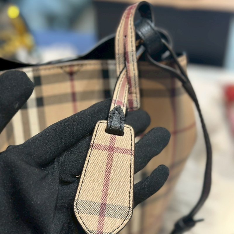 💎Han's house精品服飾💎BURBERRY 戰馬格紋水桶包 斜背包 側背包-1