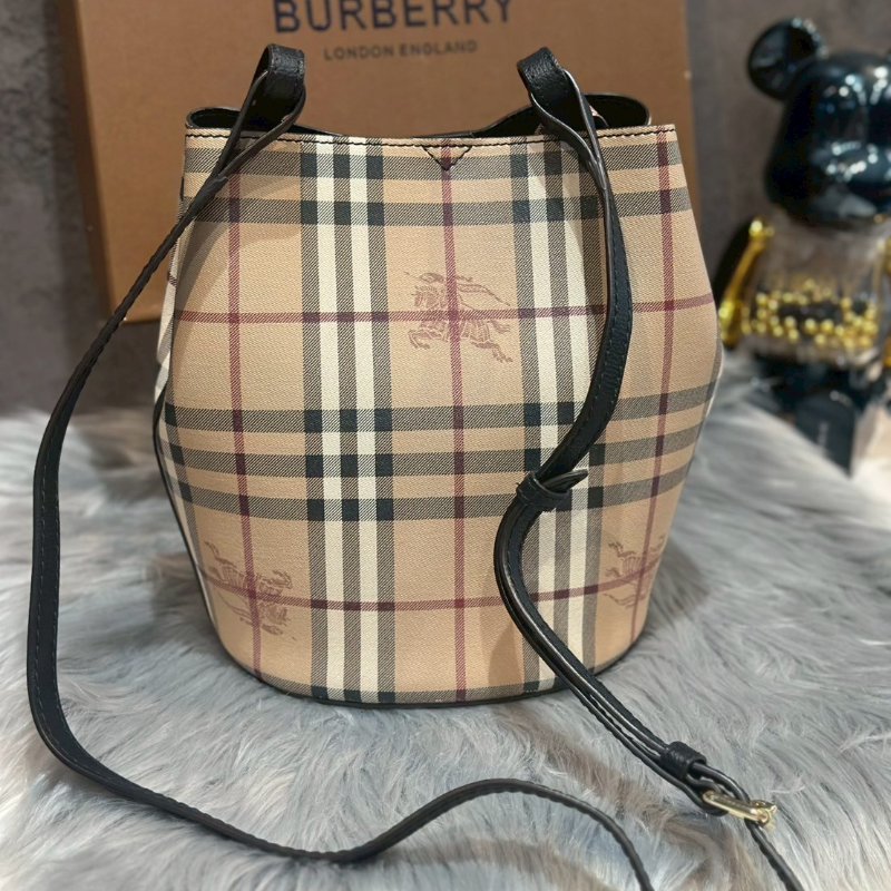 💎Han's house精品服飾💎BURBERRY 戰馬格紋水桶包 斜背包 側背包-2