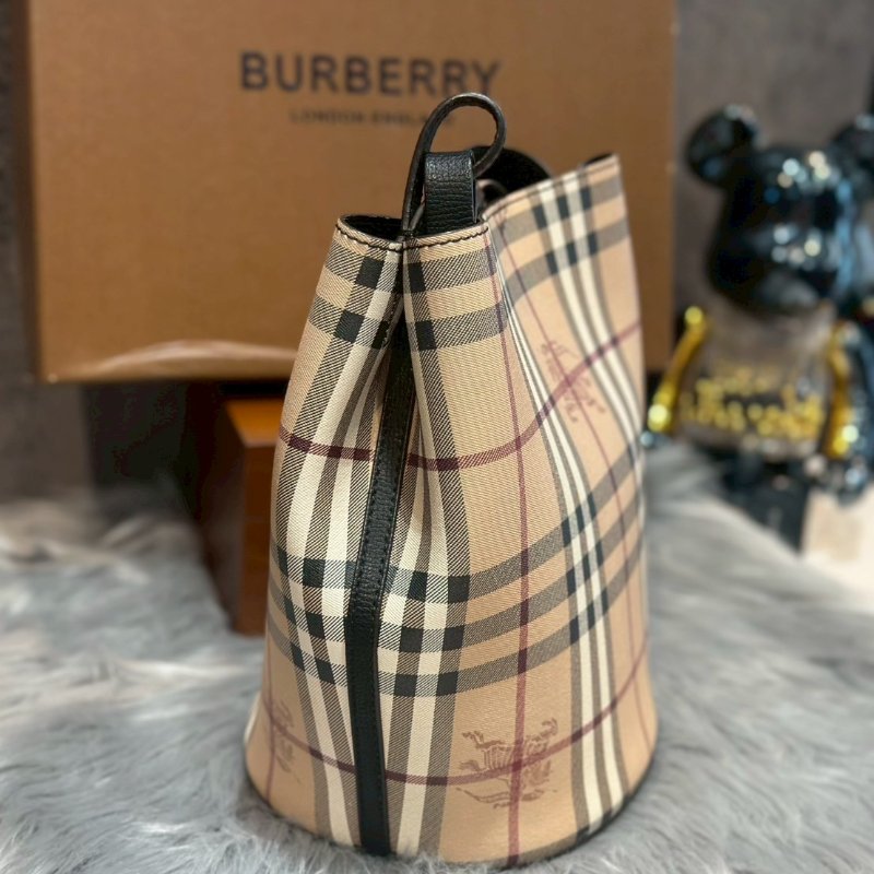 💎Han's house精品服飾💎BURBERRY 戰馬格紋水桶包 斜背包 側背包-4