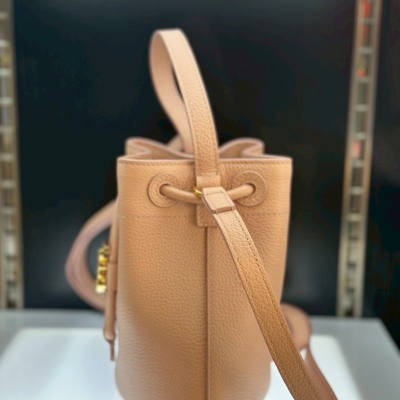 💎Han's house精品服飾💎BurberryTB 荔枝牛皮 水桶包 側背包 小號 粉色-2