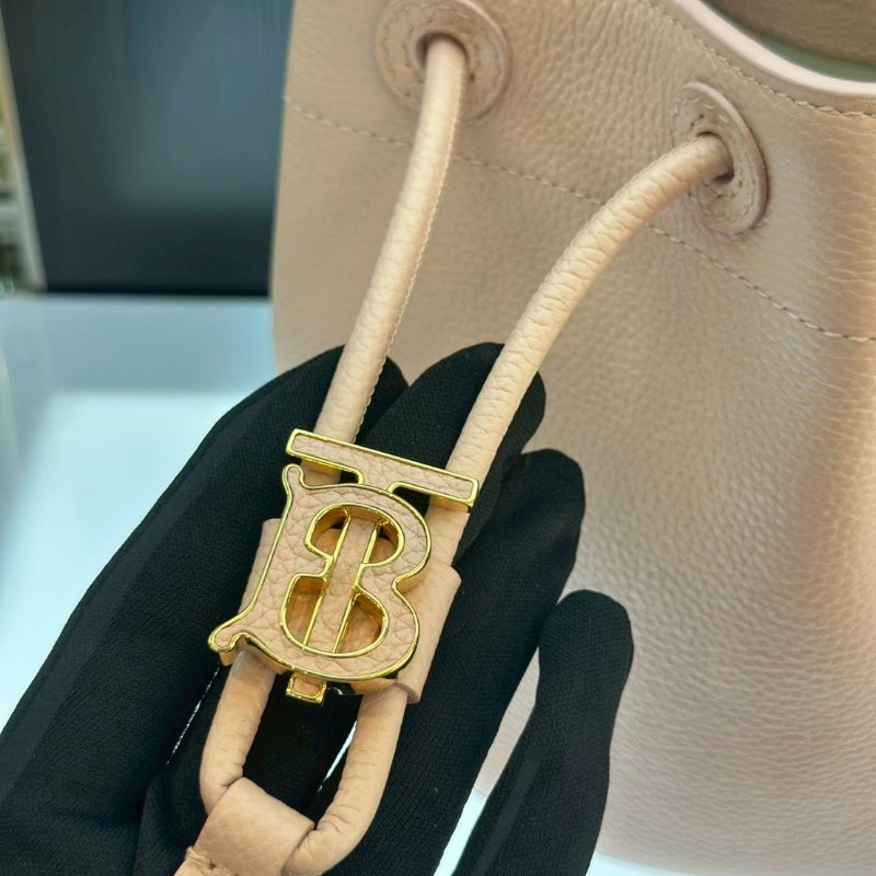 💎Han's house精品服飾💎BurberryTB 荔枝牛皮 水桶包 側背包 小號 粉色-3