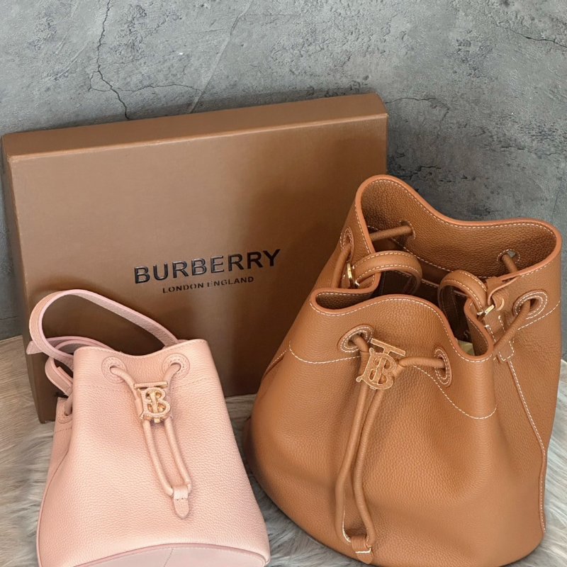 💎Han's house精品服飾💎BurberryTB 荔枝牛皮 水桶包 側背包-0