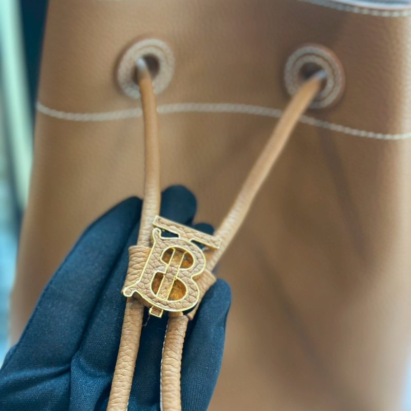 💎Han's house精品服飾💎BurberryTB 荔枝牛皮 水桶包 側背包-3