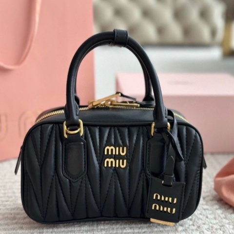 全🆕miumiu Matelasse 金屬刻字徽標純色拉鍊開合軟羊皮革 單肩斜挎手袋small