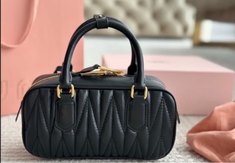 全🆕miumiu Matelasse 金屬刻字徽標純色拉鍊開合軟羊皮革 單肩斜挎手袋small-1