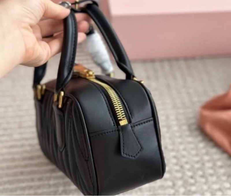 全🆕miumiu Matelasse 金屬刻字徽標純色拉鍊開合軟羊皮革 單肩斜挎手袋small-2