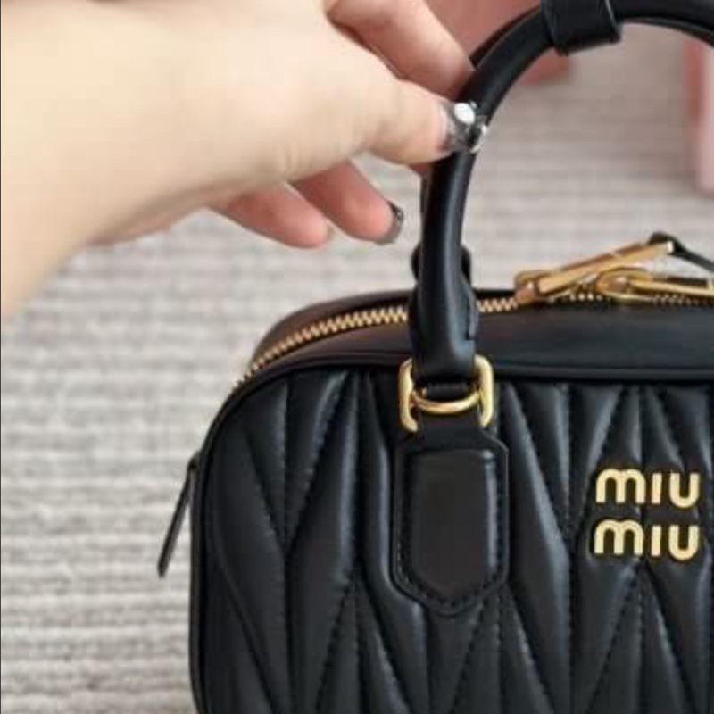 全🆕miumiu Matelasse 金屬刻字徽標純色拉鍊開合軟羊皮革 單肩斜挎手袋small-3