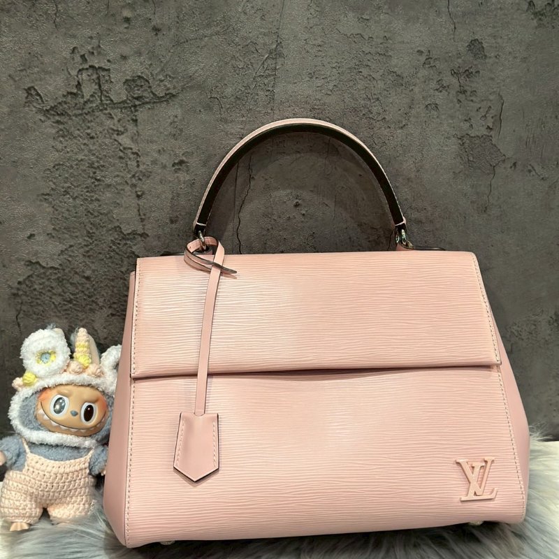 💎Han's house精品服飾💎Louis Vuitton Cluny  粉色 Epi 水波紋 郵差包 側背包-0