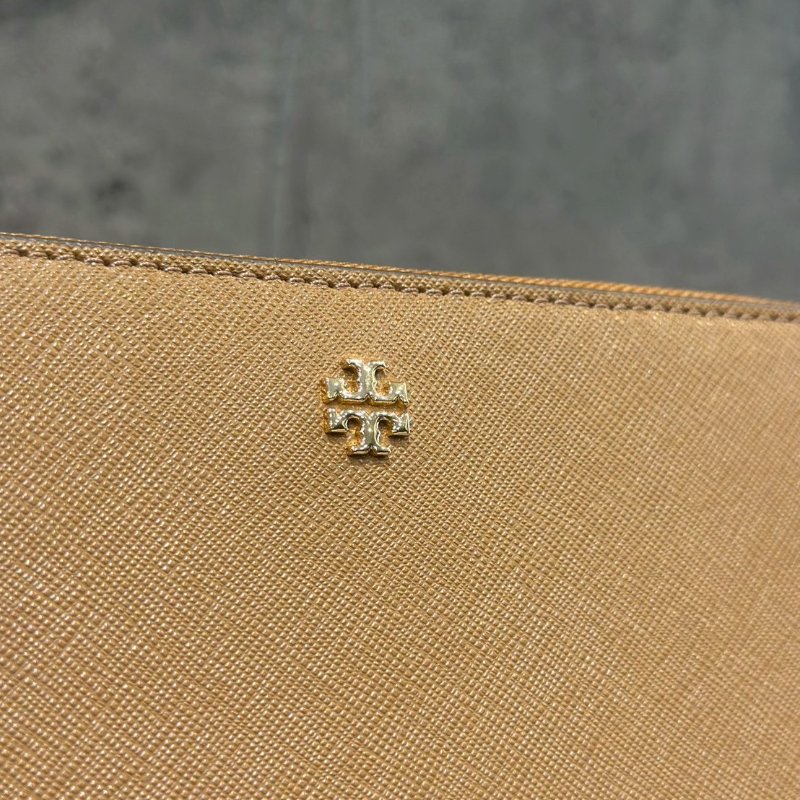💎Han's house精品服飾💎TORY BURCH EmersonTB logo防刮牛皮手拿式拉鍊長夾-2