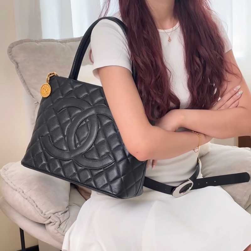 Chanel 希爾頓黑金托特包 10開 尺寸約30x24-1