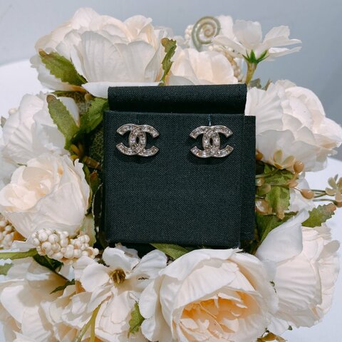 TW4543  Chanel 香奈兒經典雙c 水鑽銀色耳環1.5cm CC Logo Earrings Crystal x PHW
