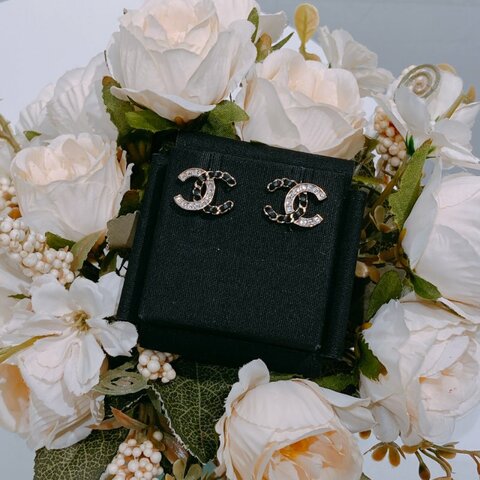 TW4544 Chanel 香奈兒經典雙c皮穿鏈雙色金色耳環1.6cm CC Logo Earrings Black Leather/Crystal x GHW
