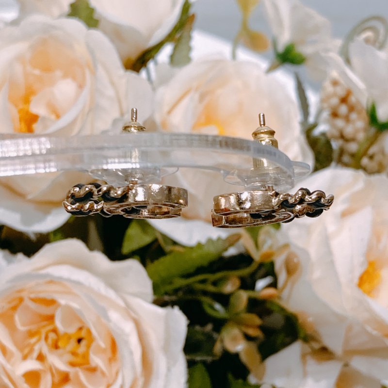 TW4544 Chanel 香奈兒經典雙c皮穿鏈雙色金色耳環1.6cm CC Logo Earrings Black Leather/Crystal x GHW-4