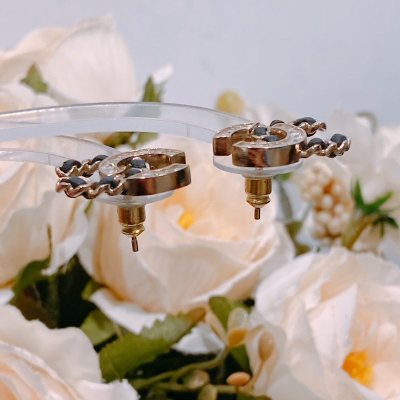 TW4544 Chanel 香奈兒經典雙c皮穿鏈雙色金色耳環1.6cm CC Logo Earrings Black Leather/Crystal x GHW-6