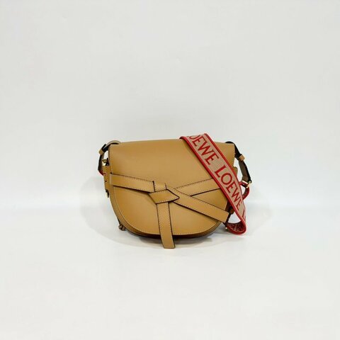 LOEWE卡其色牛皮紅編織背袋情人節限定小號GATE