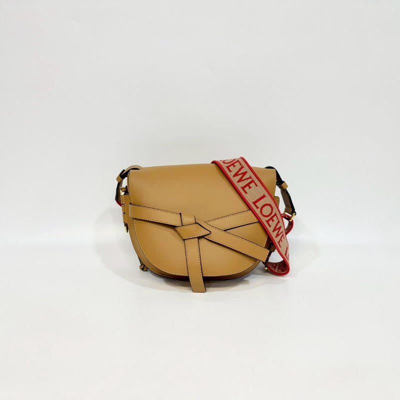 LOEWE卡其色牛皮紅編織背袋情人節限定小號GATE-0