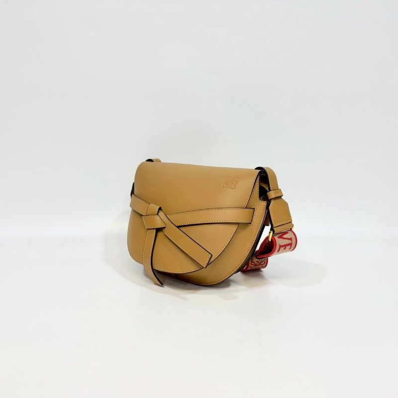 LOEWE卡其色牛皮紅編織背袋情人節限定小號GATE-2