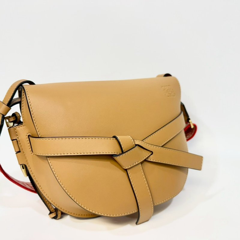 LOEWE卡其色牛皮紅編織背袋情人節限定小號GATE-4