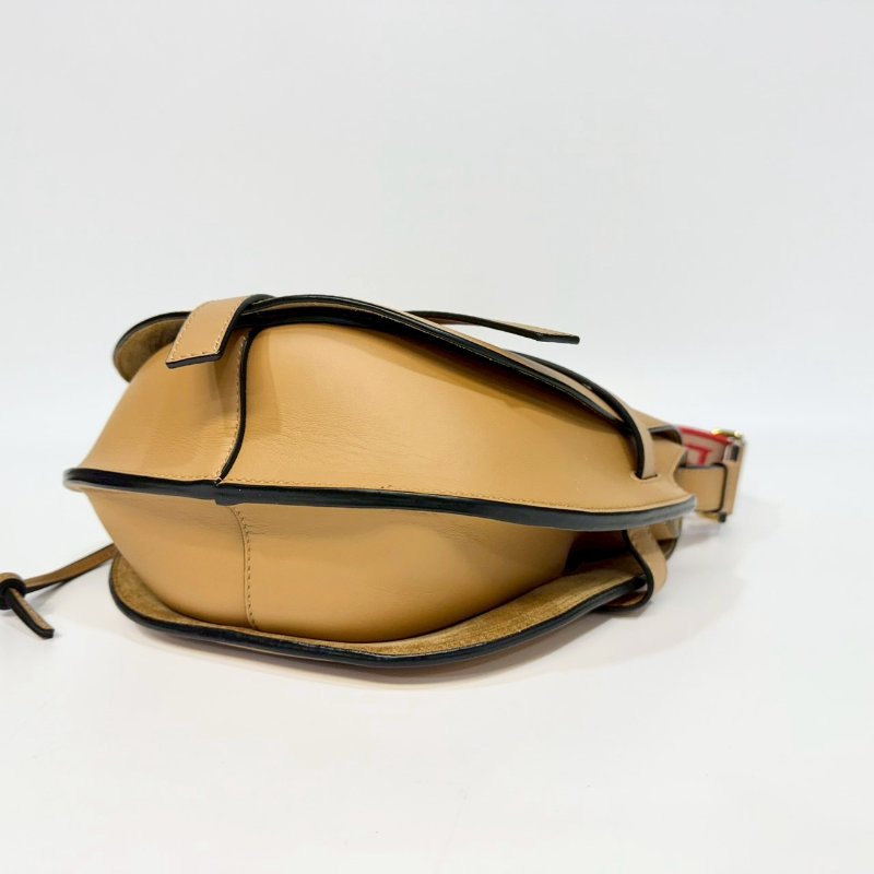 LOEWE卡其色牛皮紅編織背袋情人節限定小號GATE-7