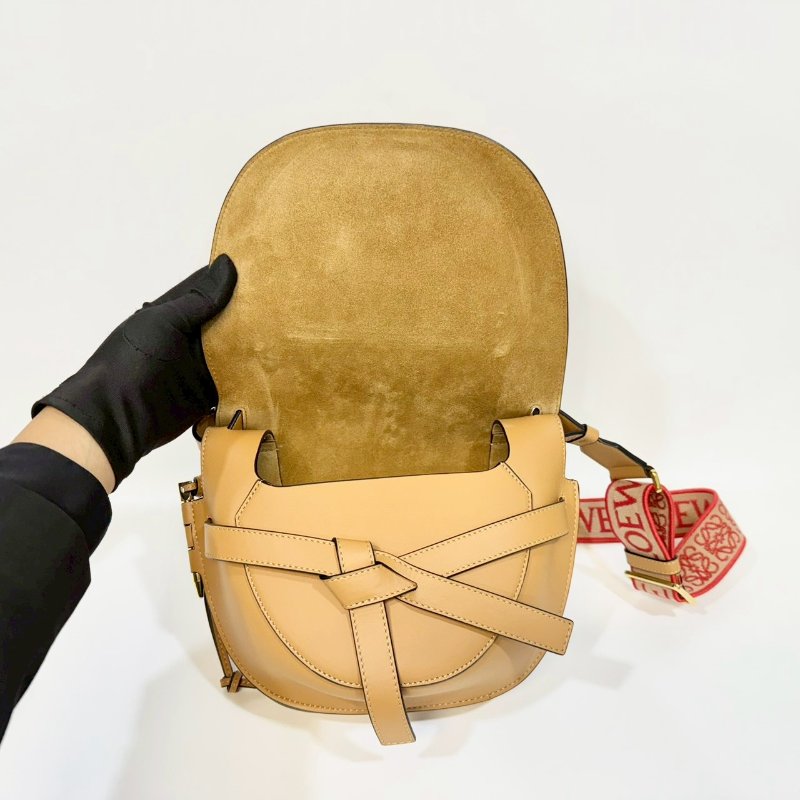 LOEWE卡其色牛皮紅編織背袋情人節限定小號GATE-8