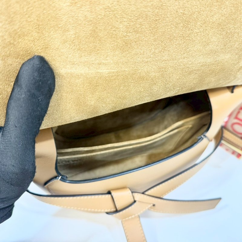 LOEWE卡其色牛皮紅編織背袋情人節限定小號GATE-9