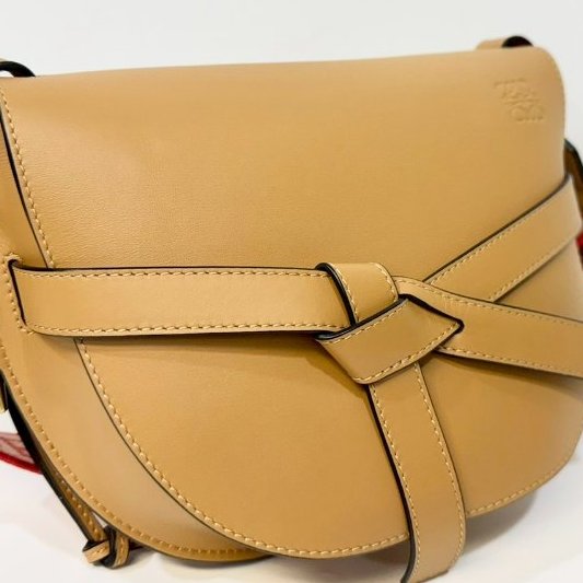 LOEWE卡其色牛皮紅編織背袋情人節限定小號GATE-13