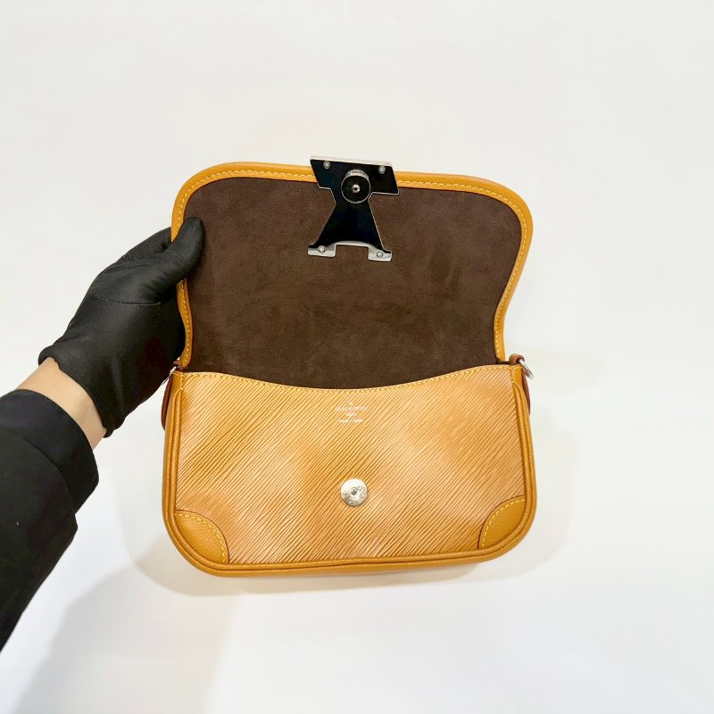LV 蜜黃EPI牛皮大logo下蓋Buci法棍包M59459-7