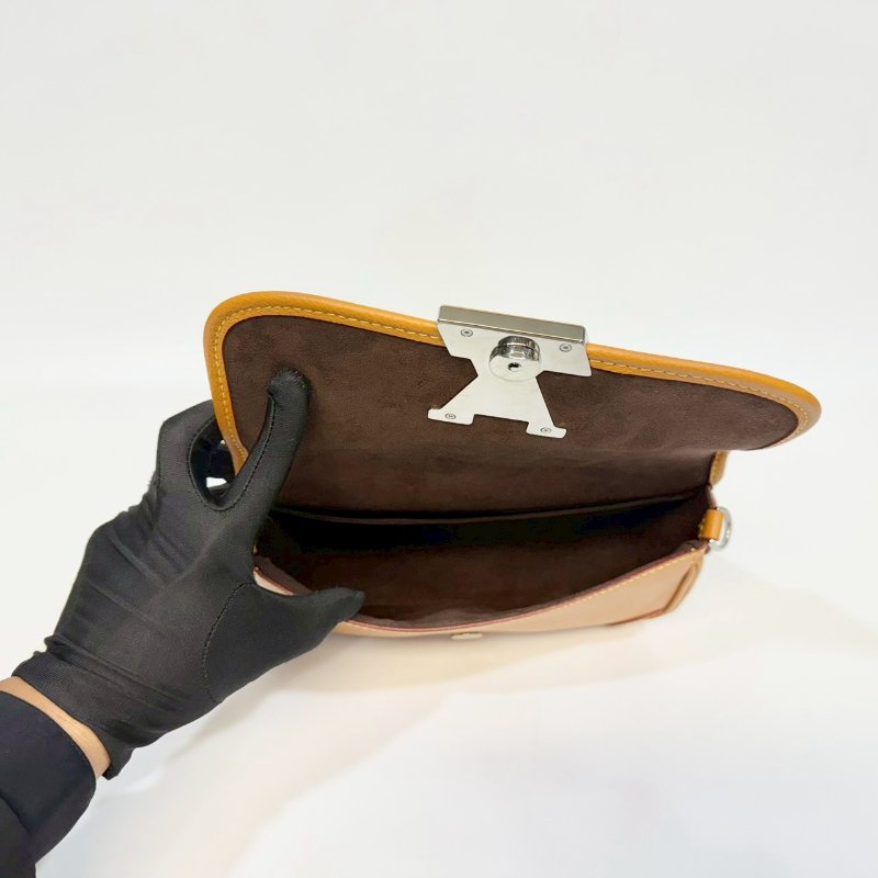 LV 蜜黃EPI牛皮大logo下蓋Buci法棍包M59459-8