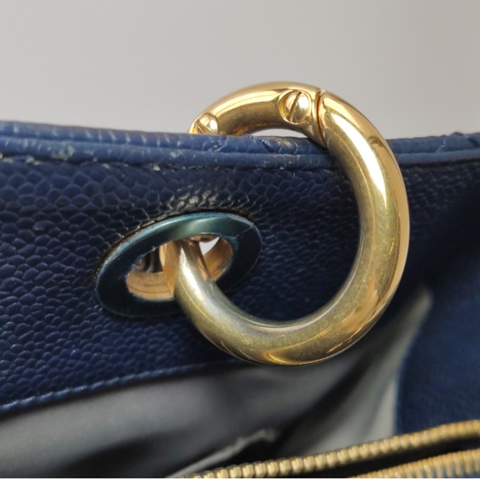 Chanel GST 中號牛皮菱格紋 雙C單肩包-9