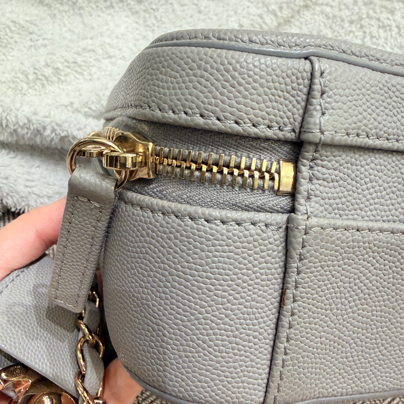 香奈兒Vivienne 相機包~非常新、中號荔枝皮29開-7