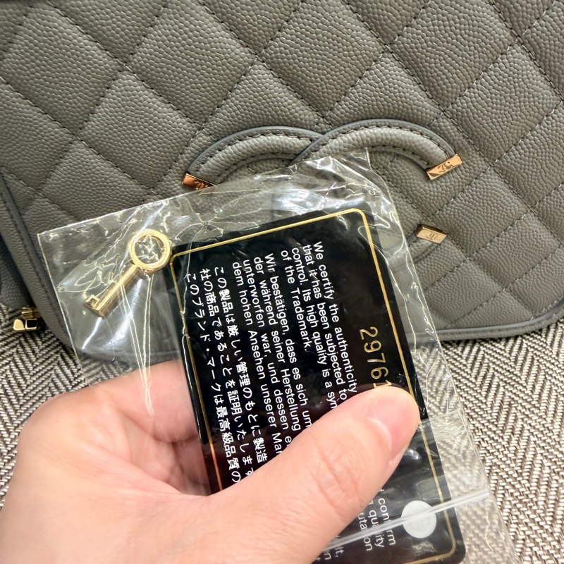 香奈兒Vivienne 相機包~非常新、中號荔枝皮29開-11