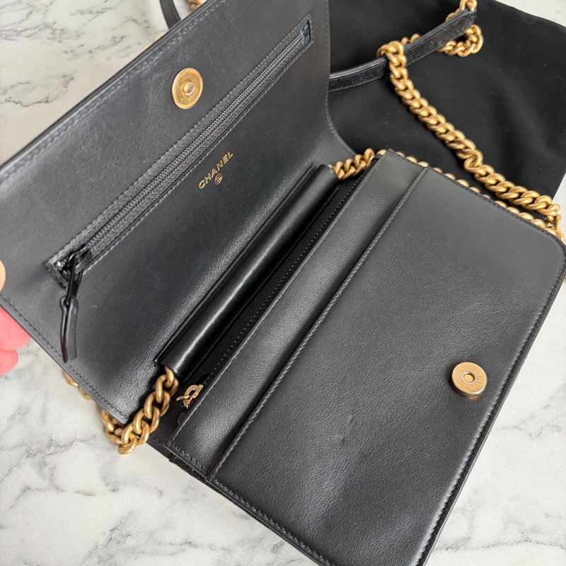 Chanel 黑色荔枝紋金釦boy woc~~-9