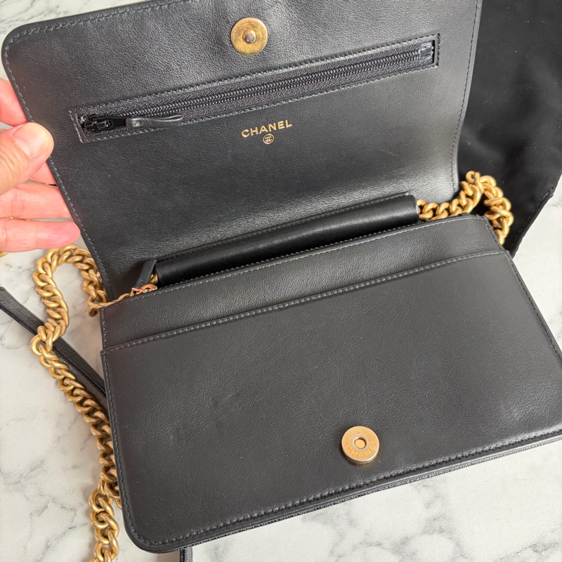 Chanel 黑色荔枝紋金釦boy woc~~-10