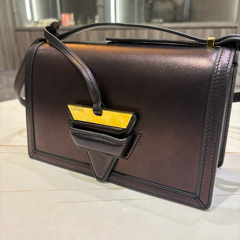 *SHIHNA名牌精品* LOEWE Barcelona 小牛皮金釦掀蓋斜背包 黑色中號-0