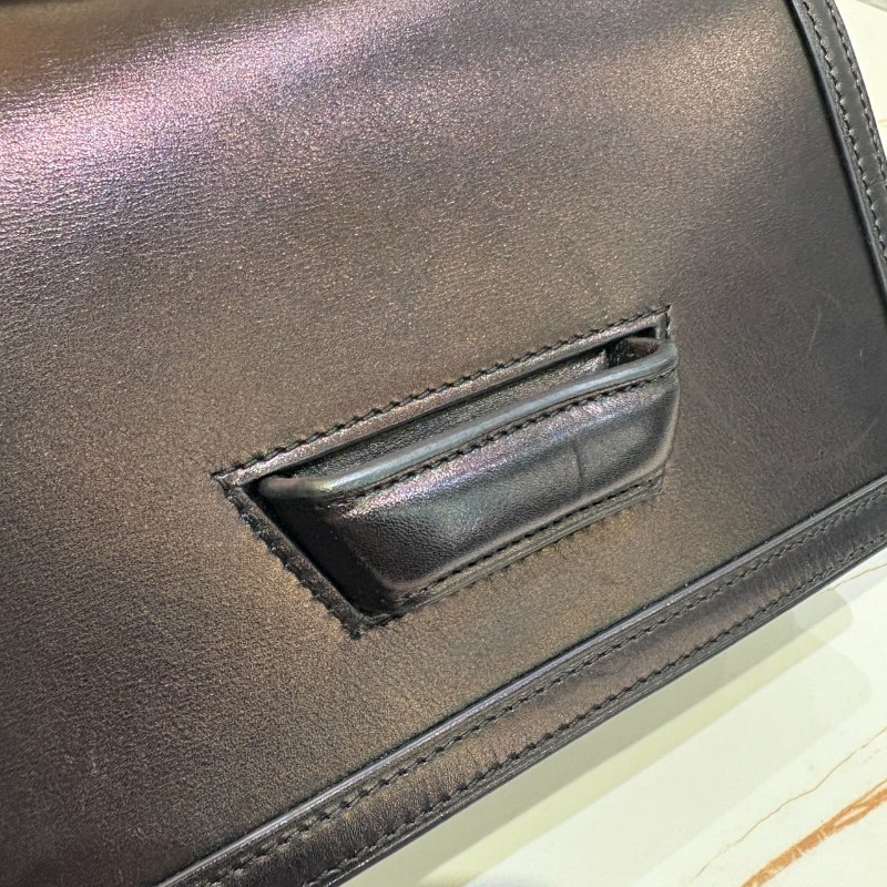 *SHIHNA名牌精品* LOEWE Barcelona 小牛皮金釦掀蓋斜背包 黑色中號-3