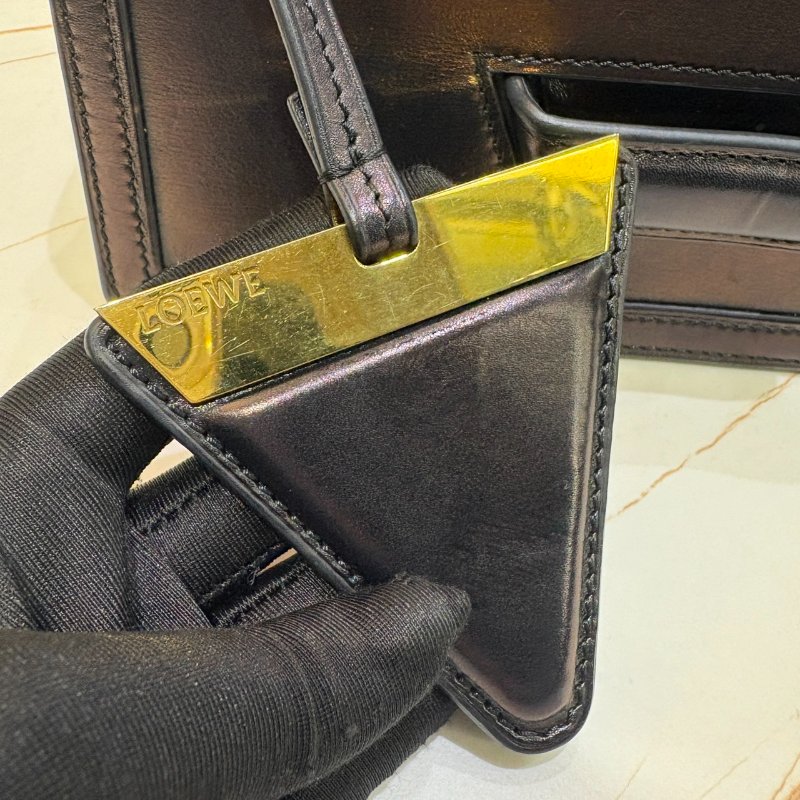 *SHIHNA名牌精品* LOEWE Barcelona 小牛皮金釦掀蓋斜背包 黑色中號-6