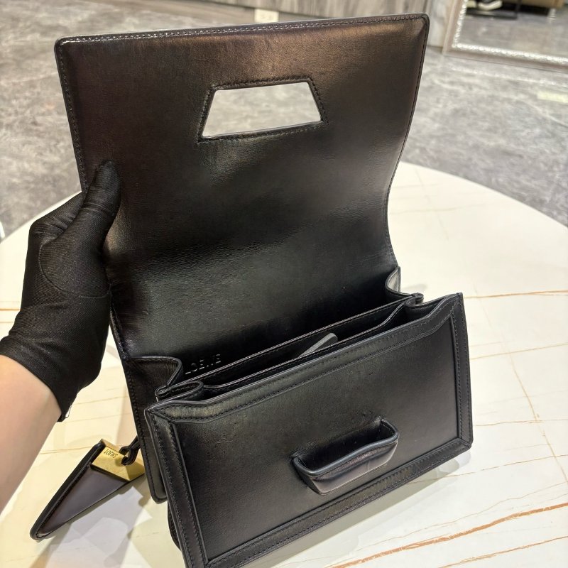 *SHIHNA名牌精品* LOEWE Barcelona 小牛皮金釦掀蓋斜背包 黑色中號-7