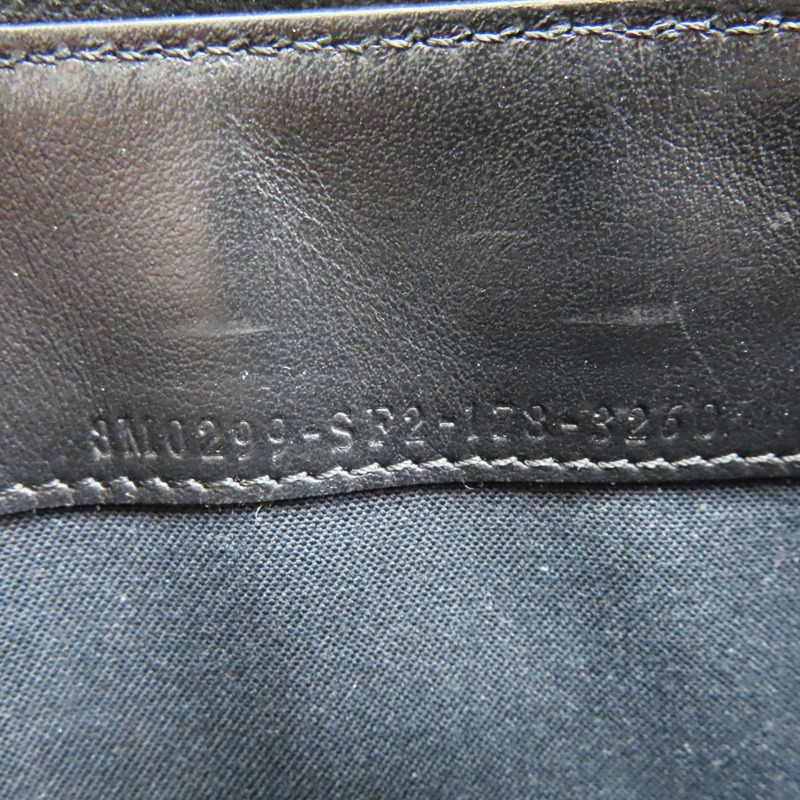 黑色 牛皮 鉚釘裝飾 拉鍊長夾【FENDI 芬迪】 8M0299-11