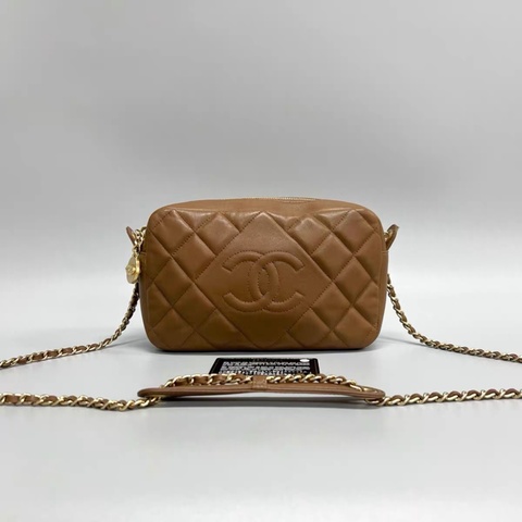 Chanel 淡棕色菱格紋羊皮金扣相機包