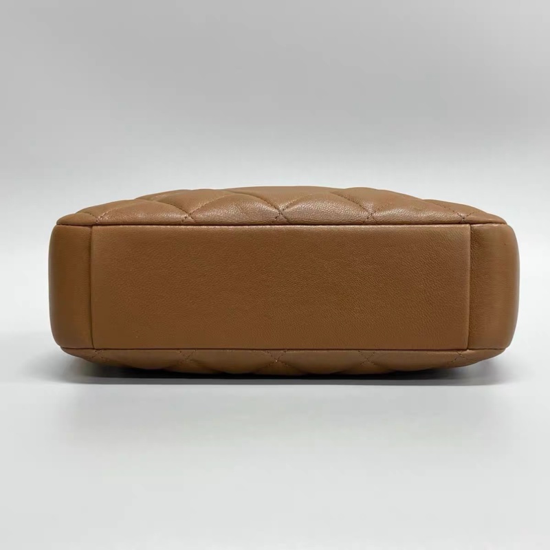 Chanel 淡棕色菱格紋羊皮金扣相機包-2