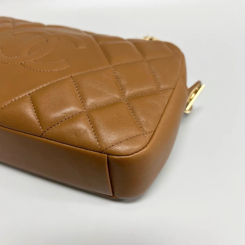 Chanel 淡棕色菱格紋羊皮金扣相機包-3