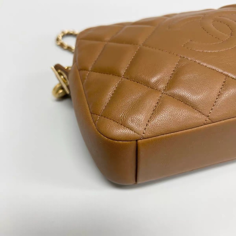Chanel 淡棕色菱格紋羊皮金扣相機包-4
