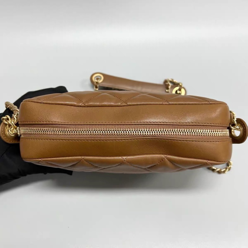 Chanel 淡棕色菱格紋羊皮金扣相機包-6